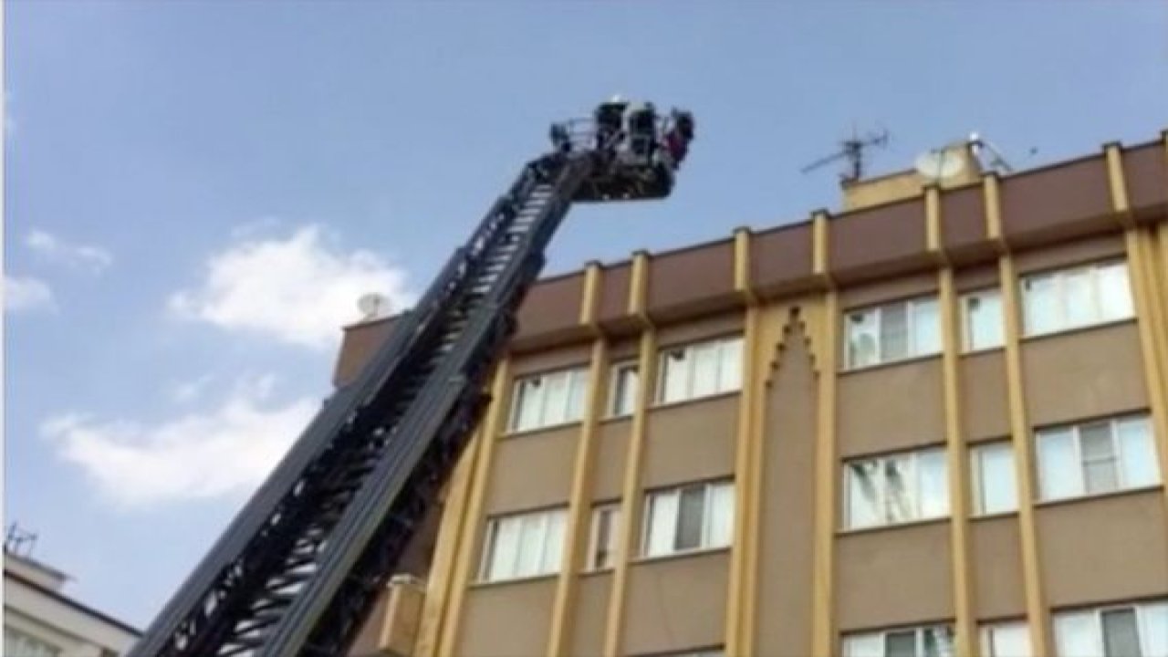 Son Dakika:Video Haber...Gaziantep'te Çatı Katında Yangın Çıktı...Restoran sahibinin dikkati faciayı önledi