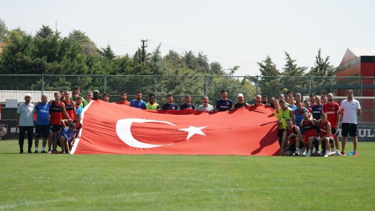 Gaziantep FK'dan  dev bayraklı kutlama