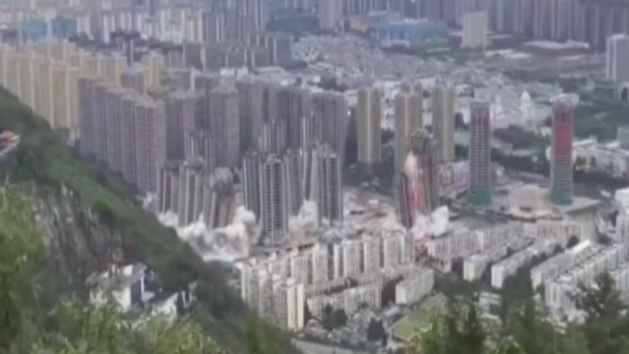 Çin’de yapımı bitmeyen 15 gökdelen dinamitlerle yerle bir edildi