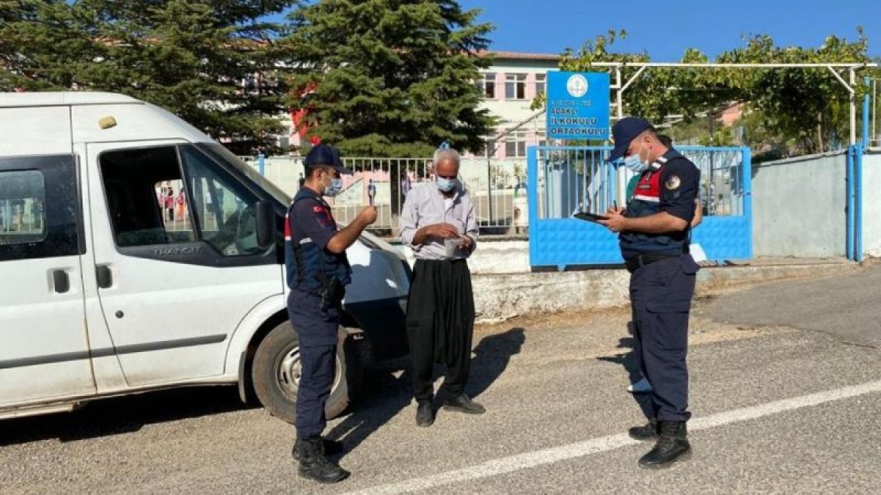 Nizip'te jandarma ekipleri öğrenci servis araçlarını denetledi