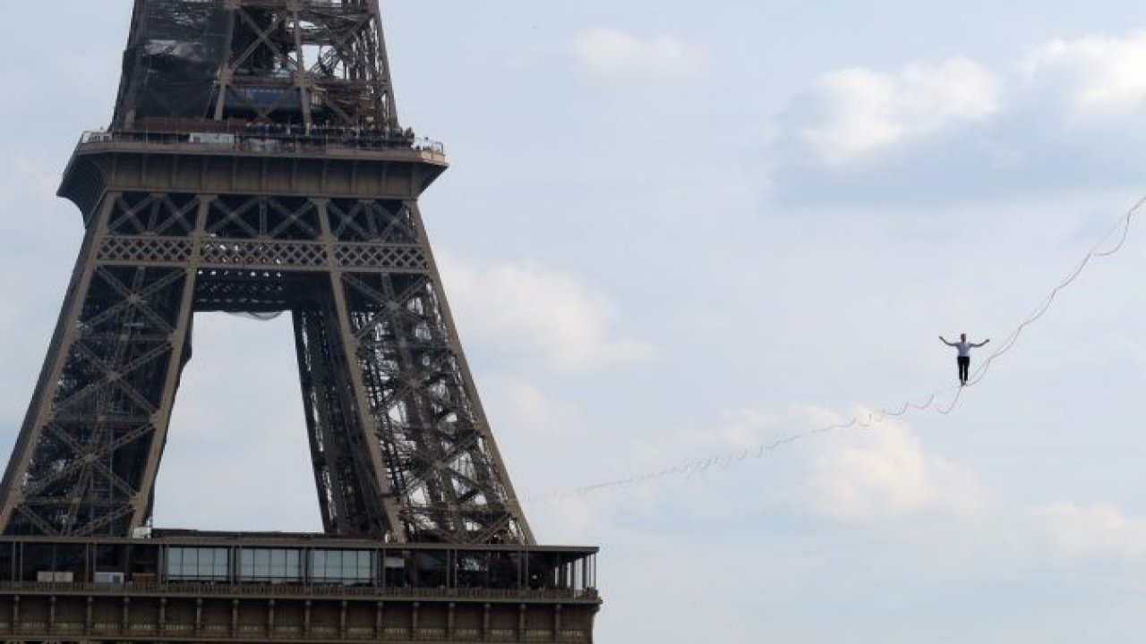 Fransa’da ip cambazı 70 metre yükseklikte 600 metre ip üzerinde yürüdü