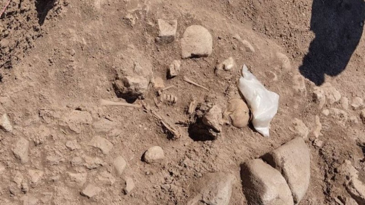 Foto Haber: Domuztepe Höyüğü’nde Orta Çağ’da yaşamış çocuğun iskeleti bulundu