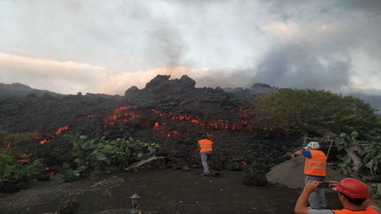 Kanarya Adaları’ndaki yanardağ felaketi havadan görüntülendi