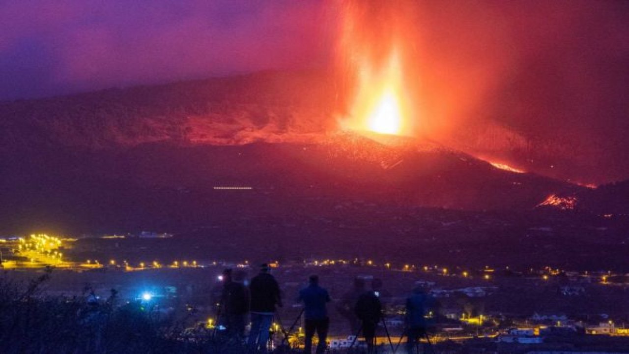 Kanarya Adaları’ndaki yanardağ felaketinde 350 ev yıkıldı