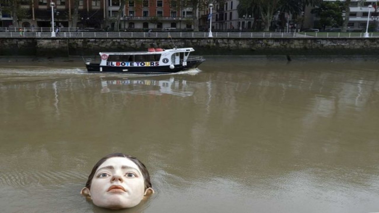 İspanya’da nehrin ortasına yerleştirilen heykel korkuttu