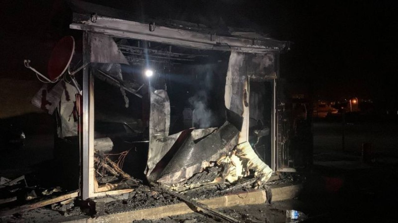 Son Dakika:FOTO HABER...İşten çıkarılan operatör, iş makinesi ve kulübeyi ateşe verdi