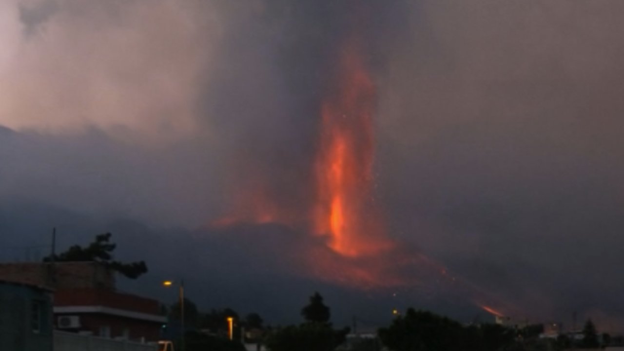 İspanya’da yanardağdan çıkan lavlar 434 hektarlık alana yayıldı