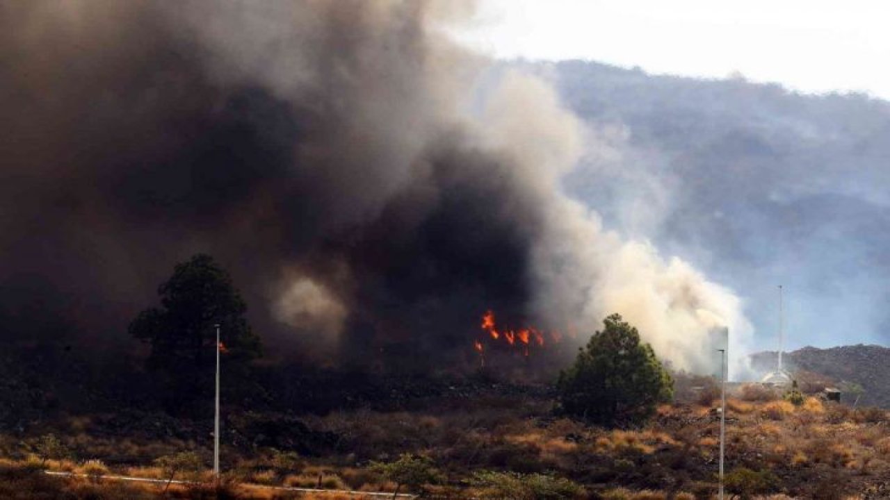 La Palma’da yanardağdan akan lav çimento fabrikasını yaktı