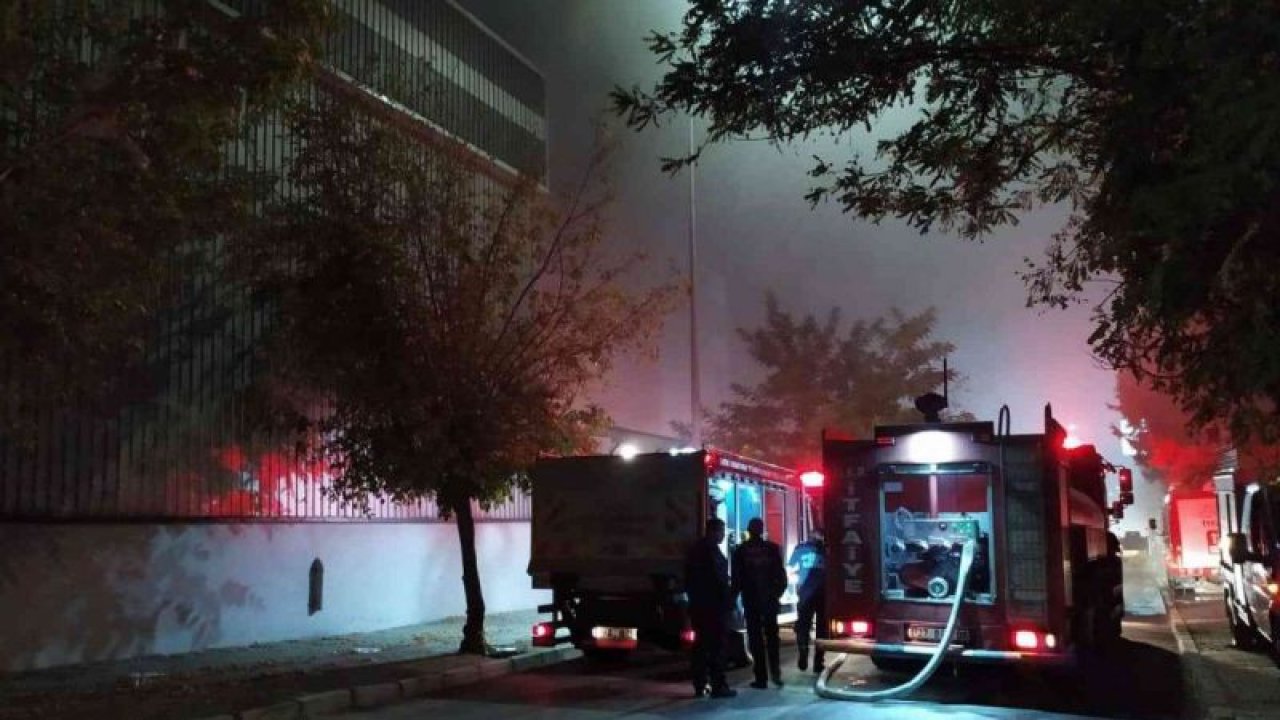 Son Dakika: Video Haber...Gaziantep’te fabrika deposunda çıkan yangın kontrol altına alındı
