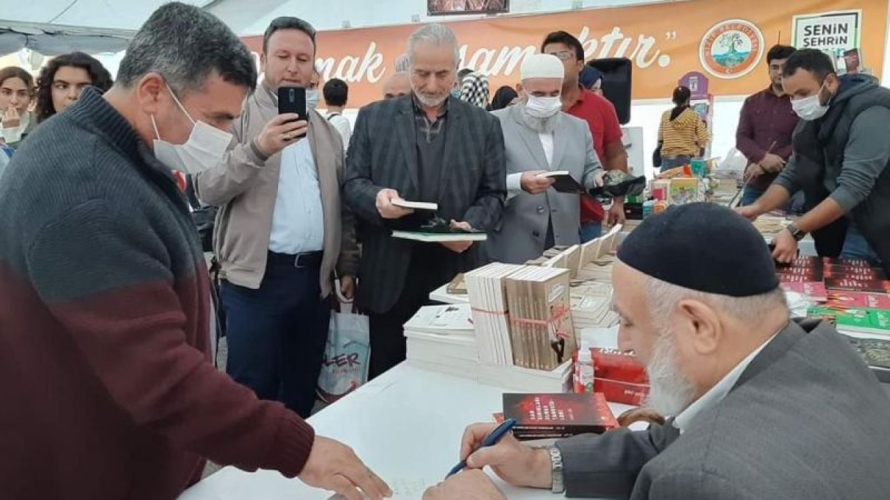 Adalet Bakanı Gül'ün Babasının Yazdığı Kitap İçin İmza Günü Düzenlendi.İmza Gününde İzdiham Yaşandı