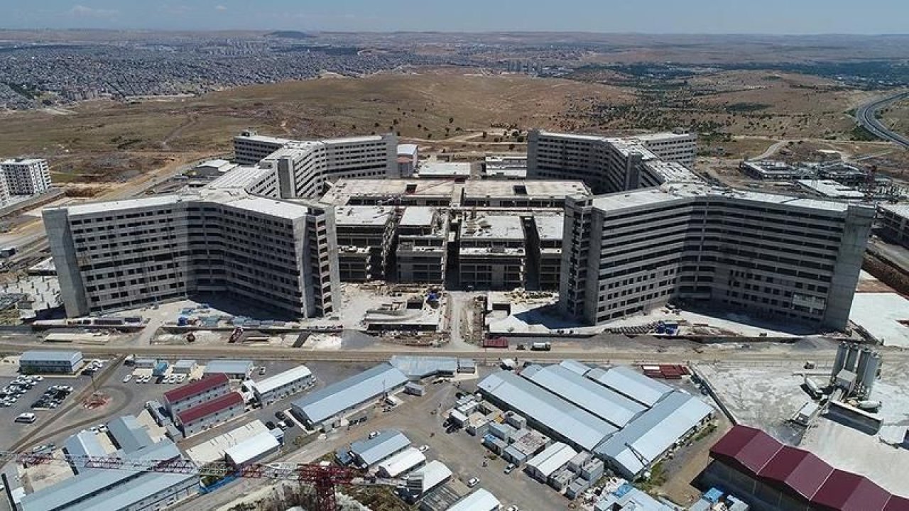Gaziantep'te Bitmeyen Şehir Hastanesi’nin karşısında eczane yeri 7 milyona satıldı