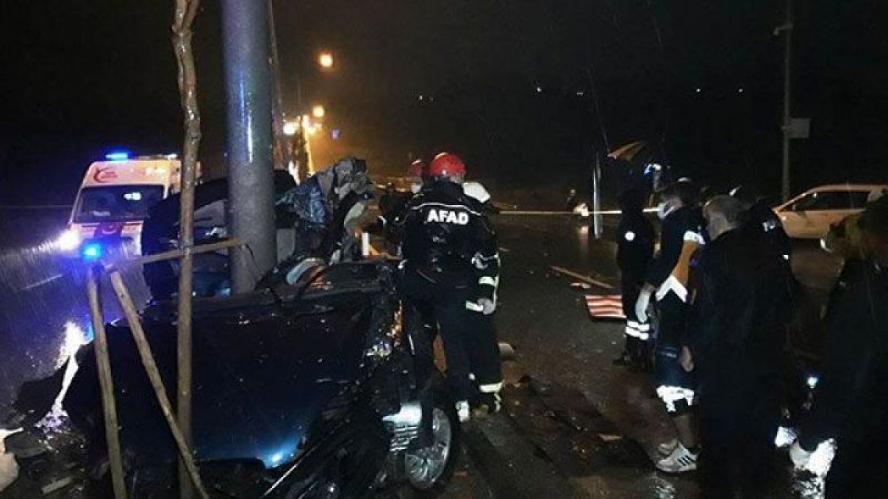 Son Dakika: Komşu il Adıyaman'da Otomobil, beton elektrik direğine çarptı: 2 ölü var