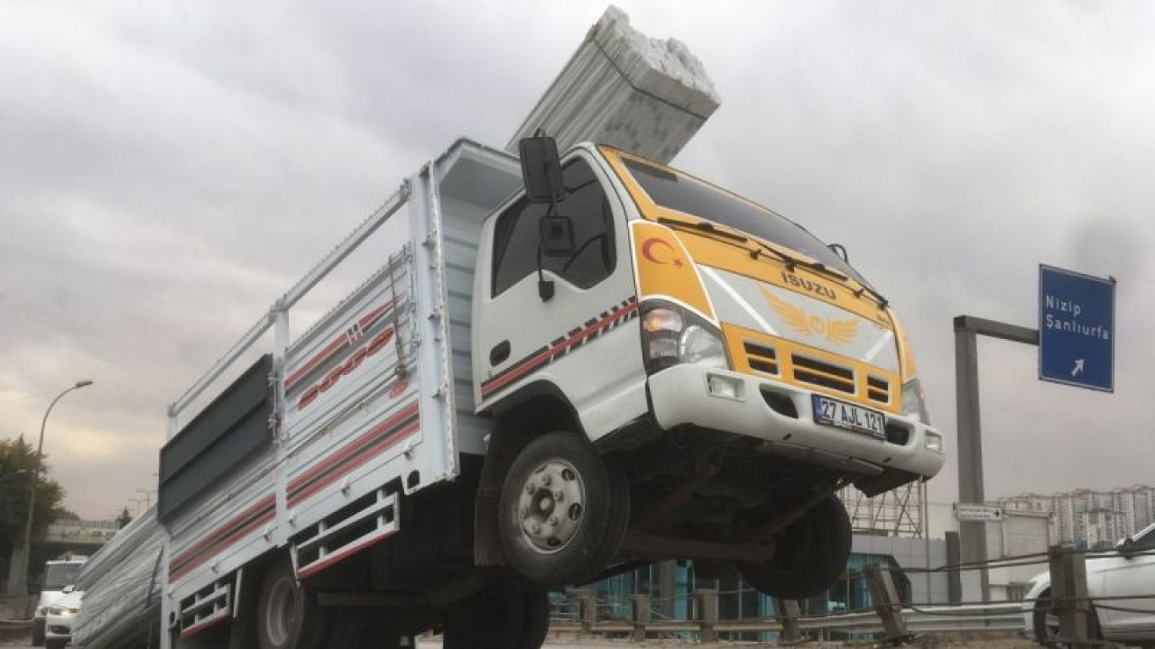 Gaziantep'te dengesiz yükleme yapılan kamyonetin önü havaya kalktı