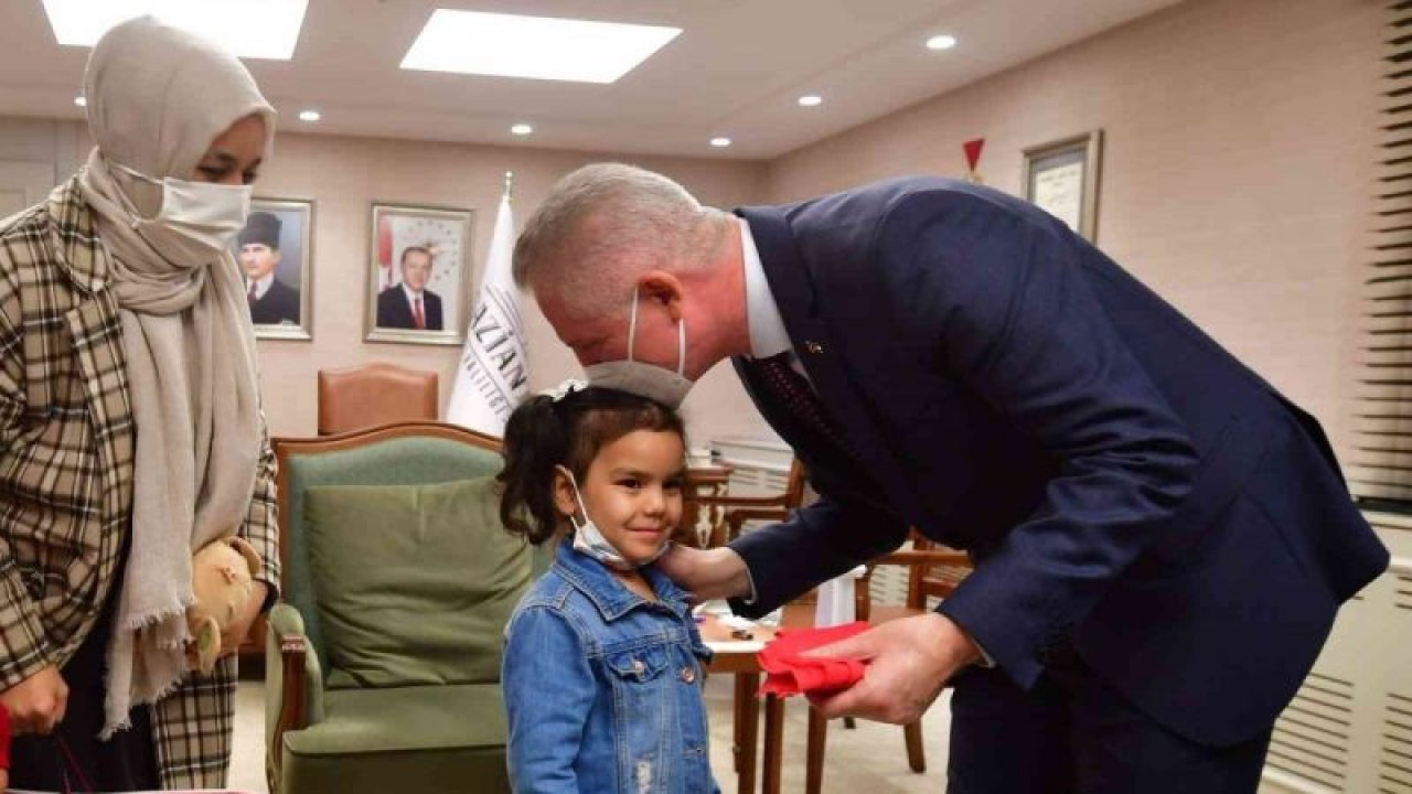 Video Haber: Bayrak sevgisi kameralara yansıyan küçük kız, Vali Gül ile bir araya geldi