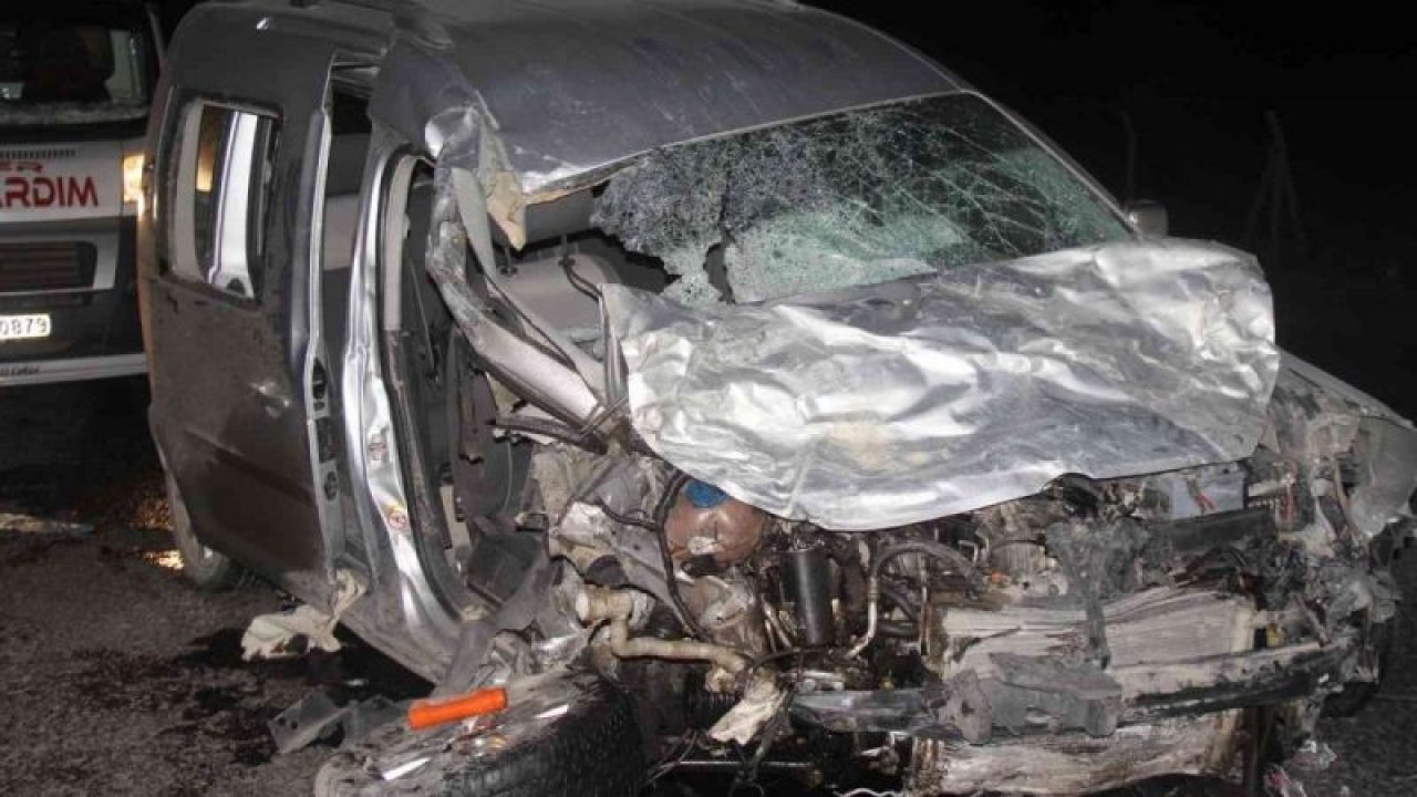 Video Haber...Gaziantep istikametine giden otomobil ile hafif ticari araç çarpıştı: 2 ölü, 3 yaralı