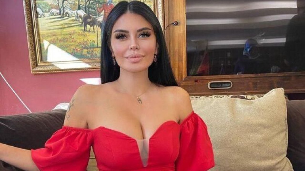 Ünlü şarkıcı Ebru Polat, kalça dekolteli kostümüyle sosyal medyayı salladı!