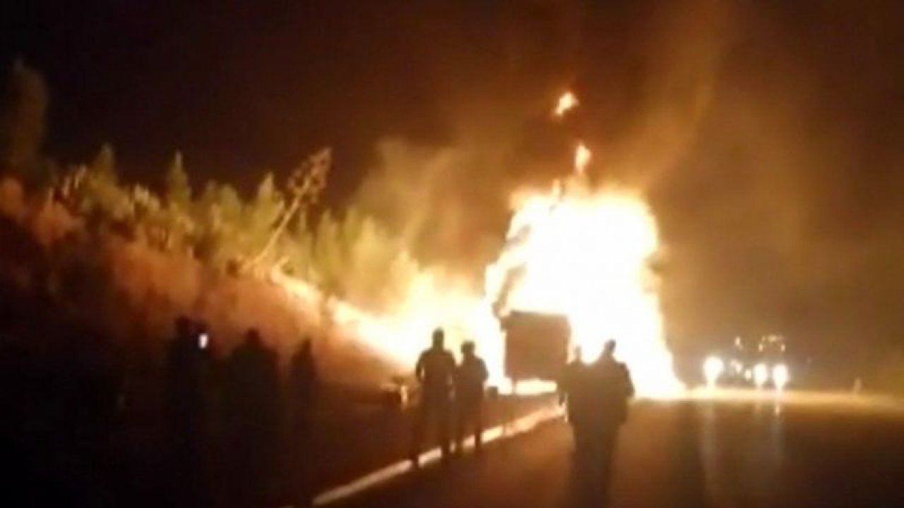 Son Dakika: Video Haber...Faciadan Dönüldü...Adana-Gaziantep (TAG) otoyolunda  yolcu otobüsü alev alev yandı
