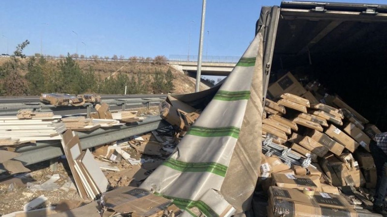 Son Dakika:Video Haber...Gaziantep karayolunda Irak’a 26 ton mobilya taşıyan tır devrildi