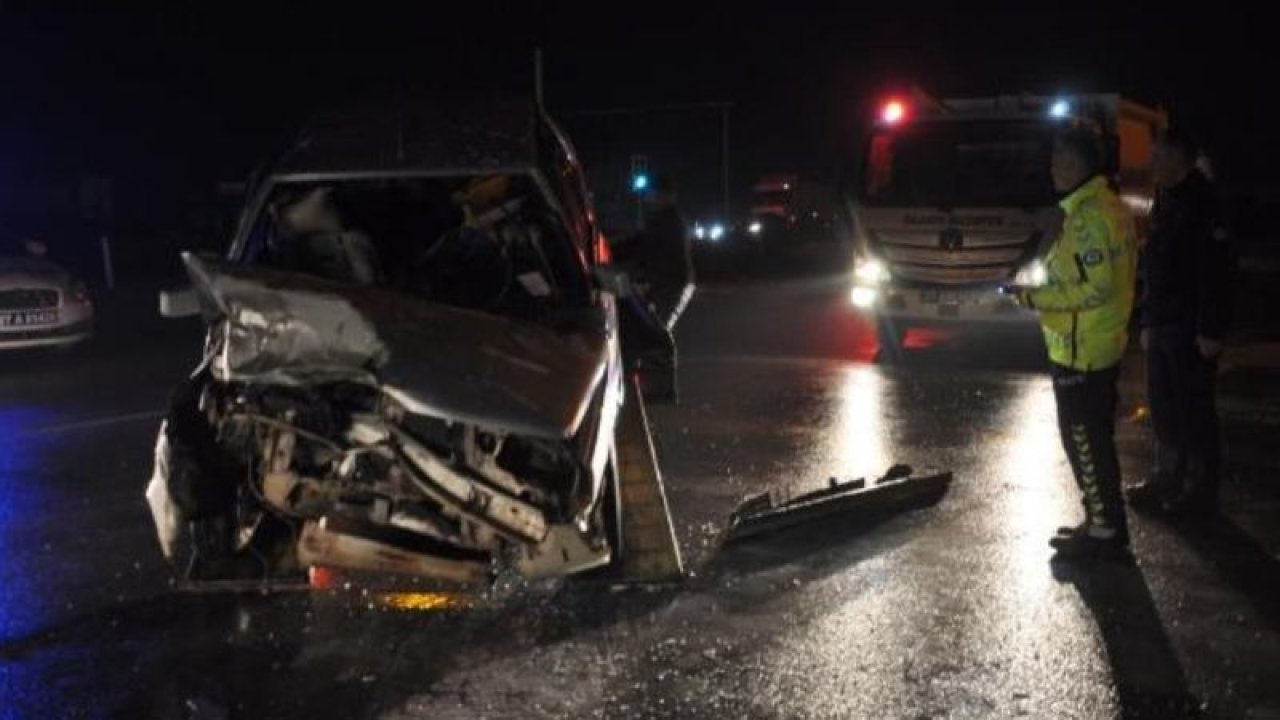 Son Dakika: Gaziantep'te TIR'a arkadan çarpan otomobilde bulunan 2'si çocuk 5 kişi yaralandı.