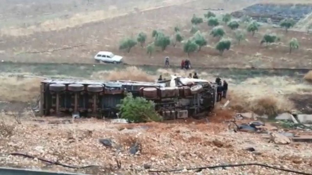 Video Haber...Gaziantep yolunda pikap ile tır çarpışarak şarampole uçtu: 2 yaralı