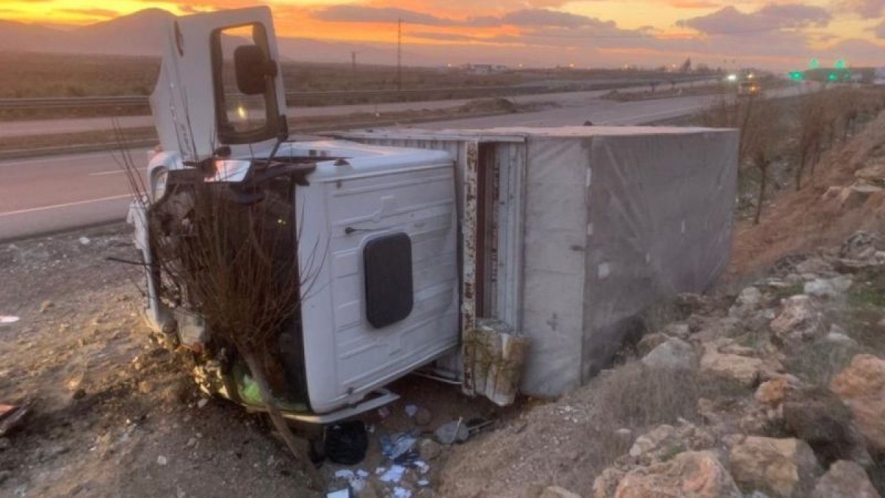 Gaziantep'te kamyonet devrildi...Devrilen kamyonetin sürücüsü yaralandı