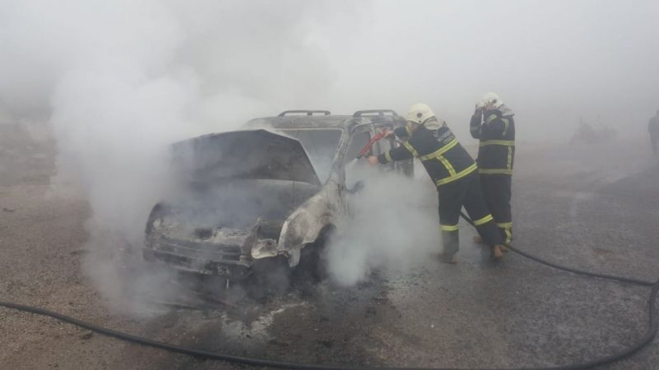 Gaziantep'te seyir halindeki araç alev alev yandı