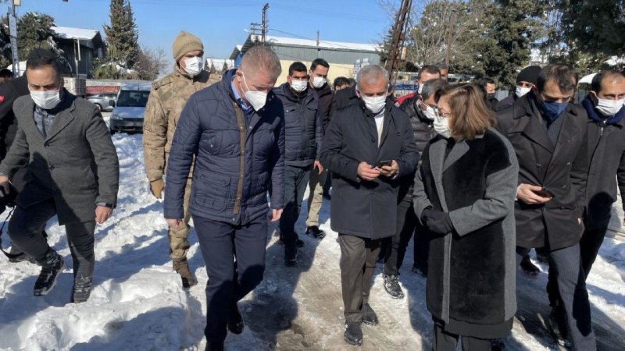 Son Dakika...Gaziantep'te kar nedeniyle 18 iş yerinin tentesi çöktü