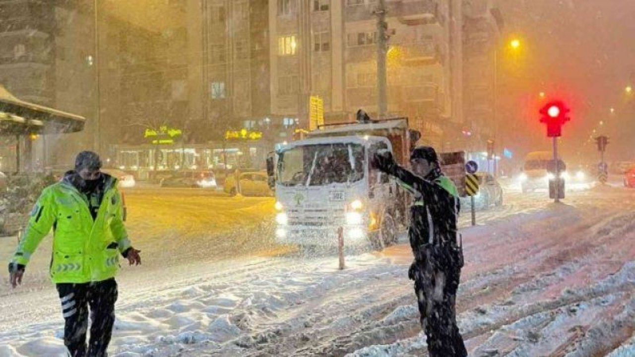 Son Dakika: Gaziantep'te Kar Şiddetini Arttırdı!Kar Kalınlığı Şehir Merkezinde 40 Santimetreye Ulaştı