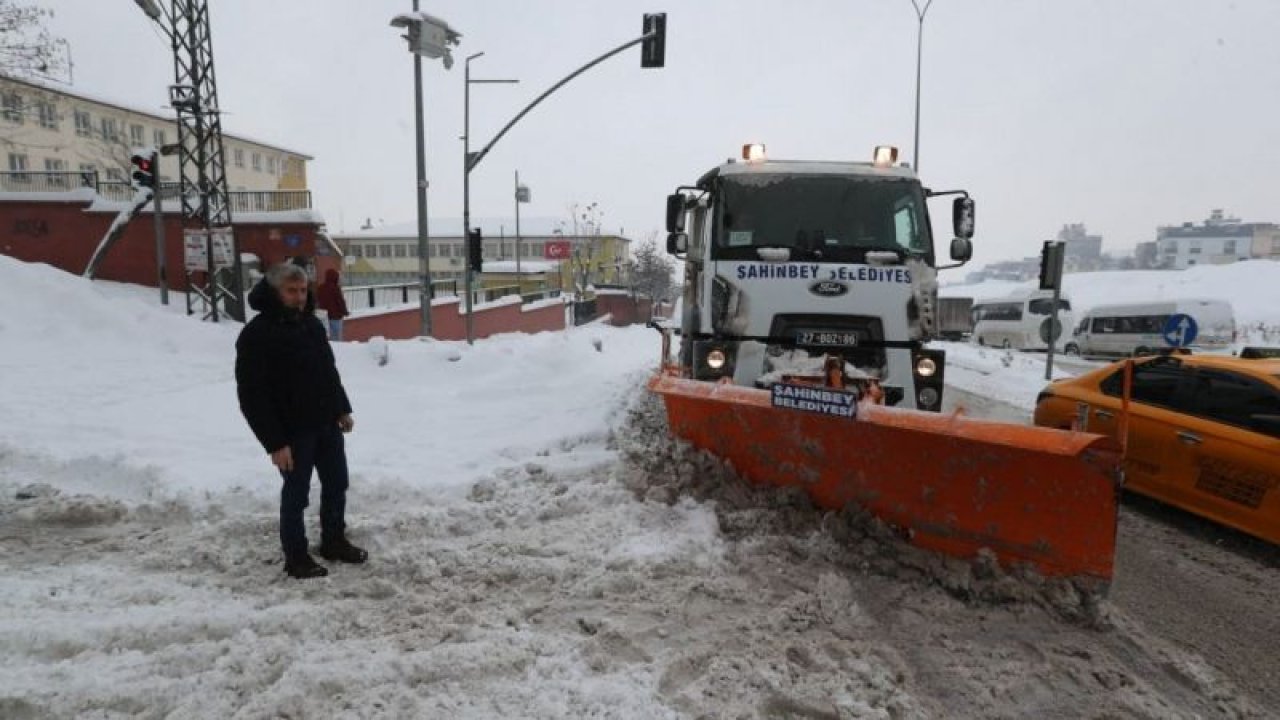 Son Dakika: Gaziantep Şahinbey Belediyesi yoğun yağan karla mücadelesini sürdürüyor