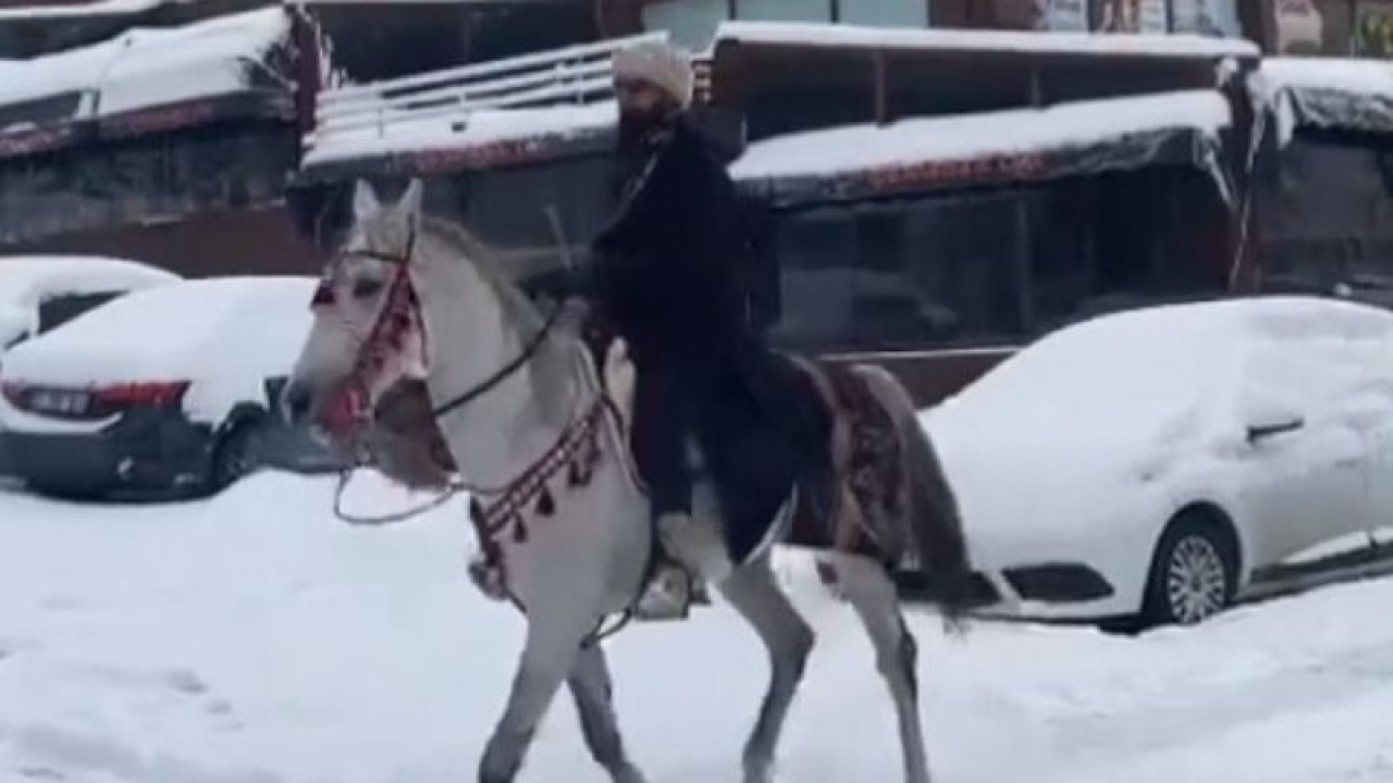 Video Haber: Gaziantep'te Yoğun Karda Araçlar İlerliyemezken ! Atıyla Kara Meydan Okudu