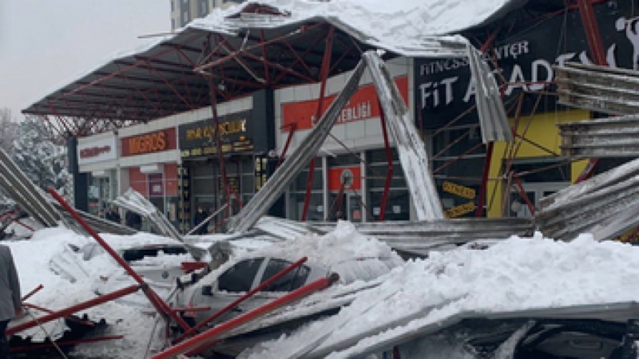 Son Dakika: Video Haber...Gaziantep’te Emek pazar yeri çatısı çöktü, ortalık savaş alanına döndü