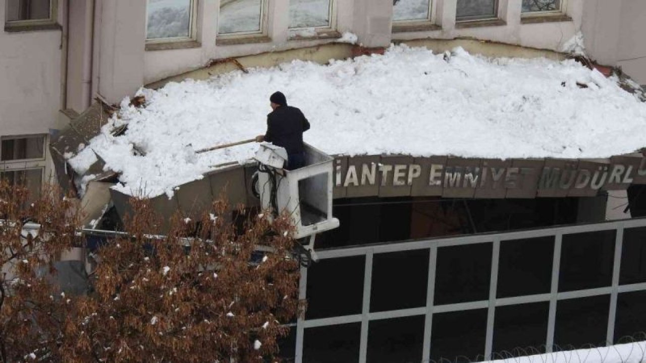 Son Dakika: Gaziantep Emniyet müdürlüğünün kapı girişi çatısına düşen kar kütleleri vinç yardımıyla temizleniyor