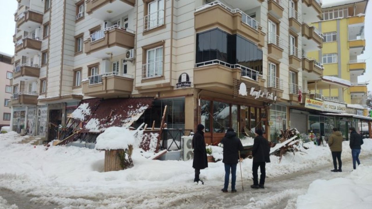Son Dakika:  Video Haber... Gaziantep’te çatıdan düşen karlar iş yerlerine zarar verdi