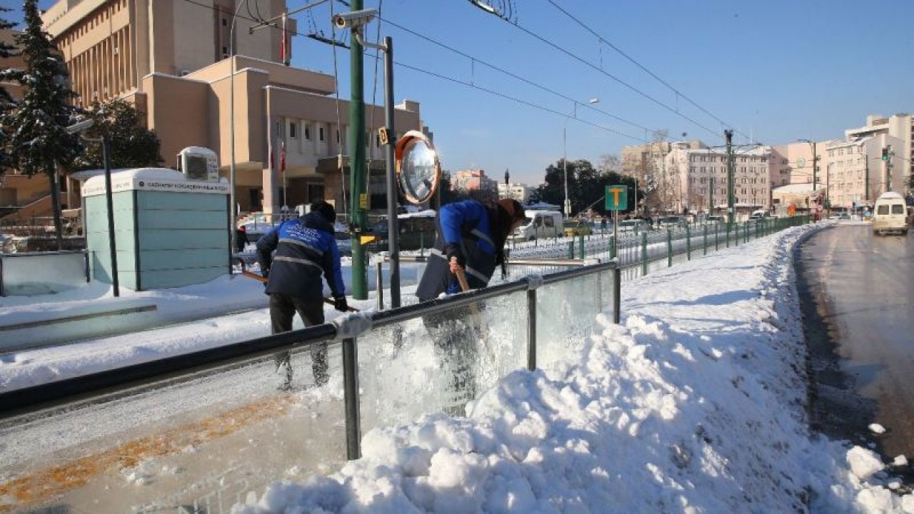 Son Dakika: Foto Haber...Gaziantep, Kilis, Şanlıurfa, Kahramanmaraş ve Malatya'da karla mücadele sürüyor