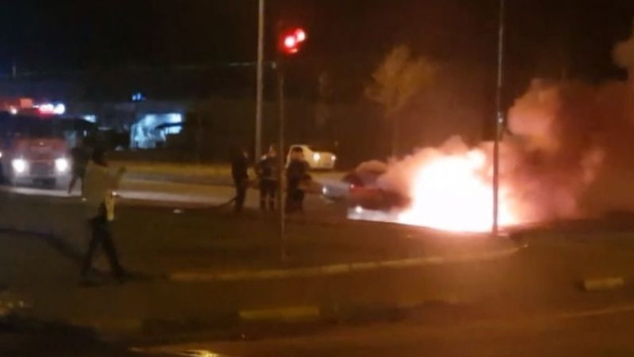 Son Dakika: Video Haber... Gaziantep'te seyir halindeyken alev alan araç yandı