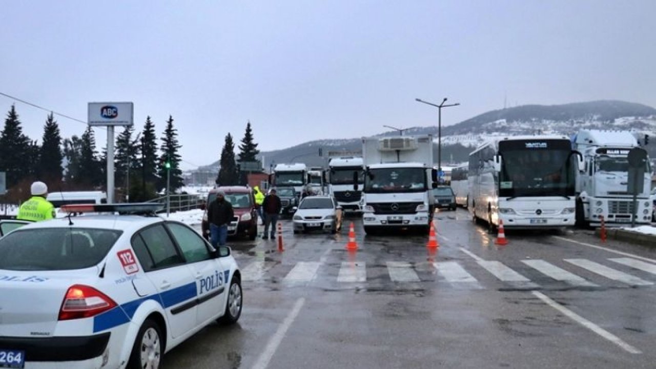 Son Dakika: Uzun Araç Kuyrukları Oluştu...Osmaniye-Gaziantep kara yolunun Gaziantep yönü trafiğe kapatıldı...