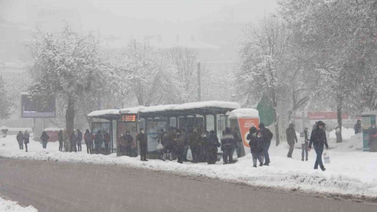Foto Haber: Gaziantep’te yoğun kar yağışı devam ederken! Gaziantep'te Sabah İşlerine Gitmek İçin Yola Çıkan Vatandaşların Yaşadığı Zorluklar Objektiflerimize Yansıdı!
