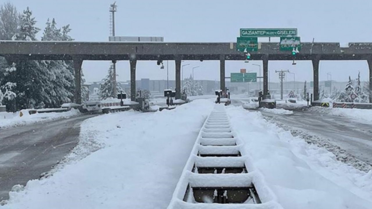 Son Dakika: Kar nedeniyle tır geçişine kapanan Tarsus-Adana-Gaziantep  (TAG) Otoyolu Gaziantep gişeleri açıldı