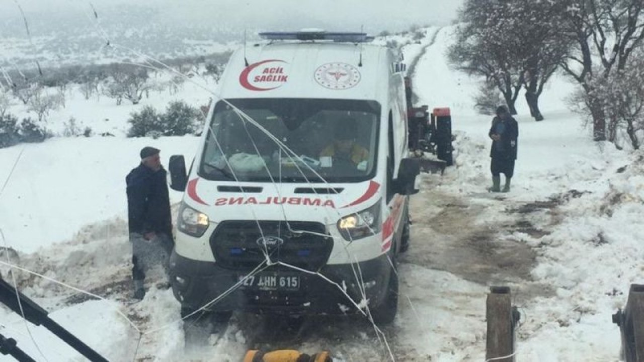 Gaziantep'te kar saplanan ambulansı belediye ekipleri kurtardı