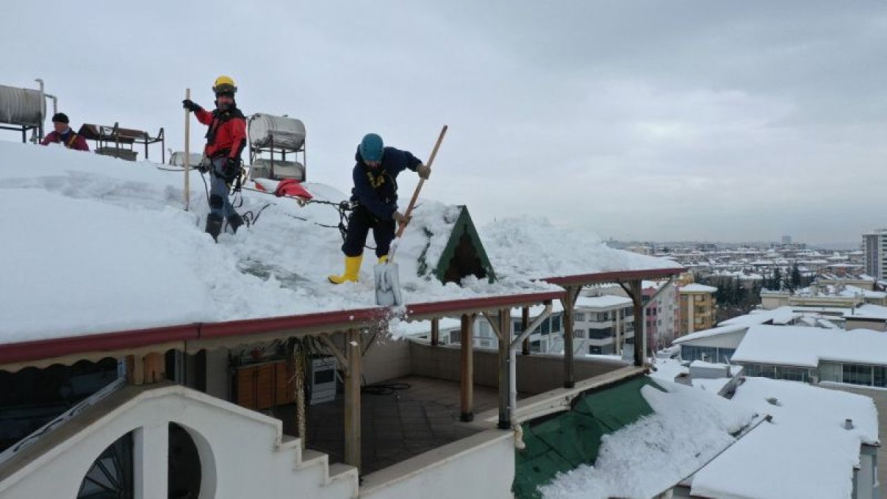 Son Dakika: Foto Haber...Gaziantep'te Dağcıların Tehlikeli Çatı Temizliği! Dağcılar hobilerini çatılardaki karla gelire çevirdi