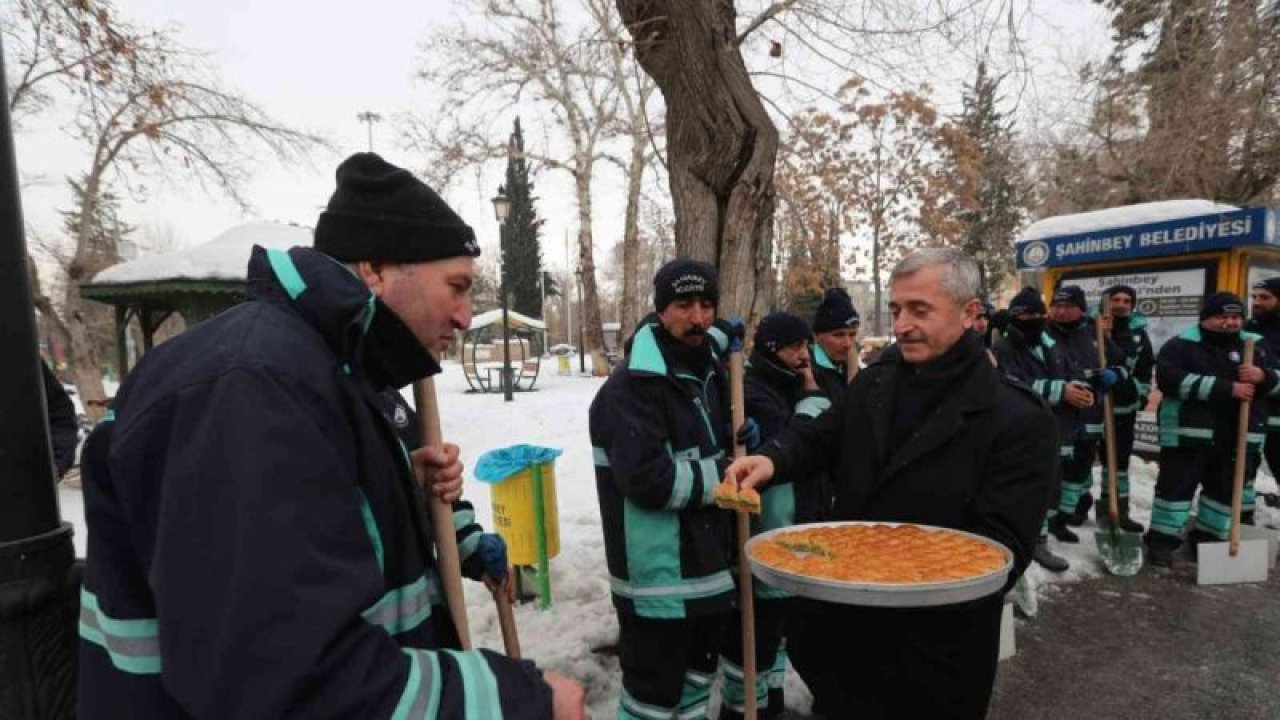 Son Dakika: Video Haber...Gaziantep'te kar temizleme çalışması yapan ekiplere baklava dopingi
