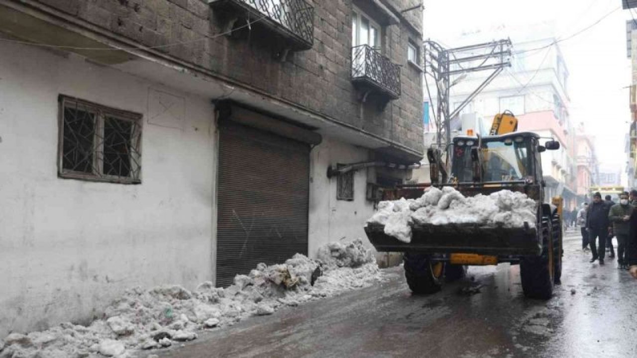 Büyükşehir’den ara sokaklarda kar temizliği