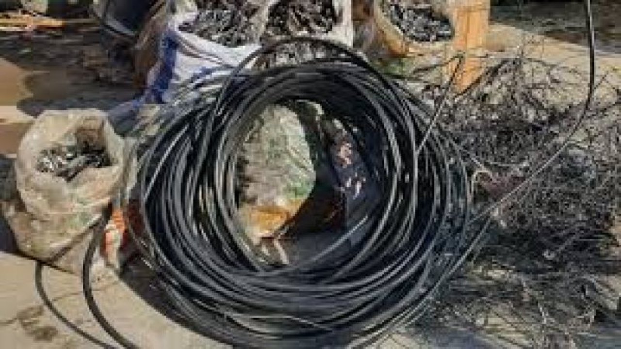 Son Dakika: Gaziantep'te elektrik direklerinden kablo çalarak, mahalleleri elektriksiz bırakan 5 şüpheli suçüstü yakalandı