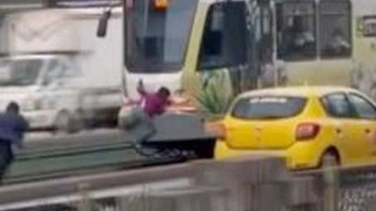 Son Dakika: Video Haber...Gaziantep’te çocukların tramvayla tehlikeli yolculuğu kamerada