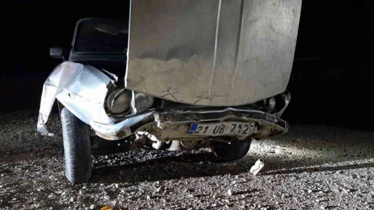 Son Dakika: Gaziantep'te uyarı levhasına çarpan araç şarampole uçtu: 2 yaralı