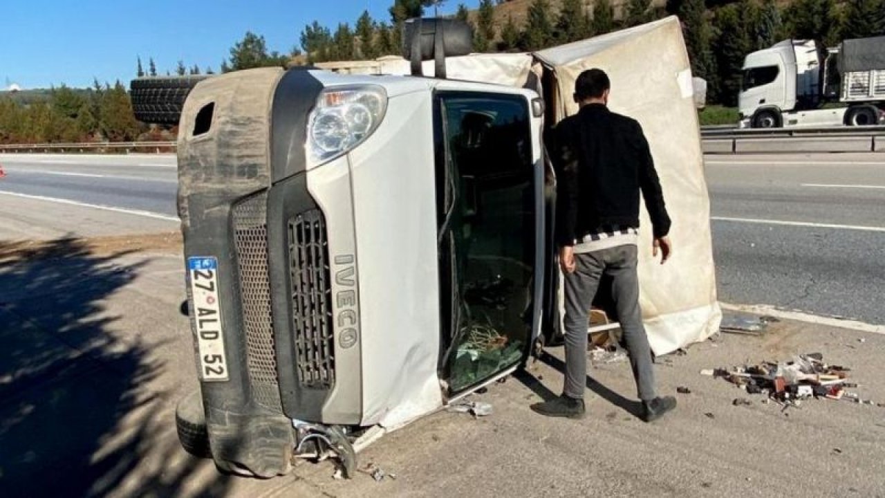 Video Haber...Gaziantep otoyolunda mobilya yüklü kamyonet devrildi: 2 yaralı