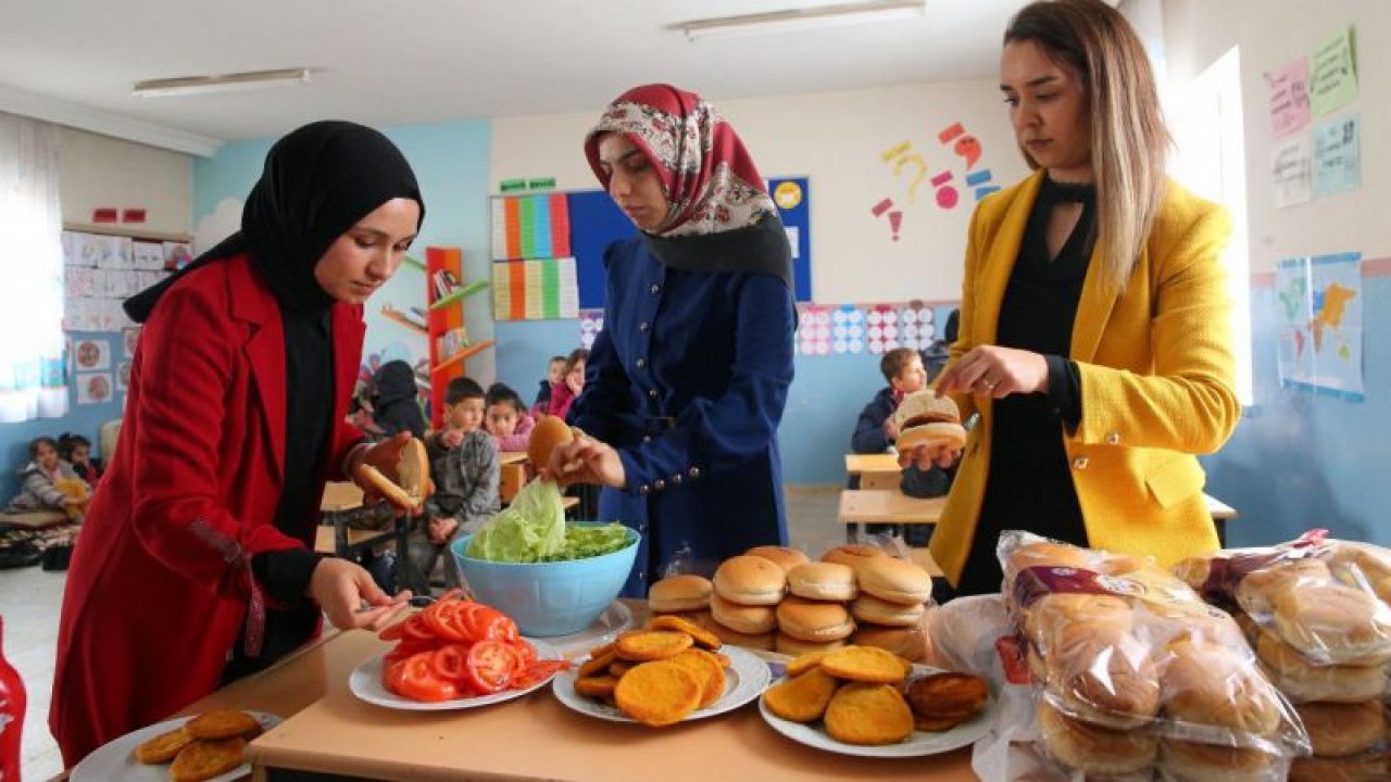 Video Haber...Gaziantep'te köy okulunda görevli 3 öğretmen öğrencileri için sınıf sobasında pizza ve hamburger hazırlıyor
