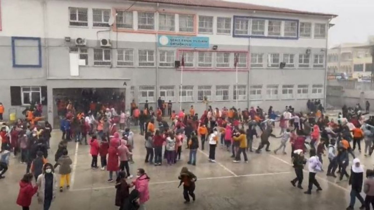 Gaziantep'te öğrencilerin kar eğlencesi yürekleri ısıttı...Video Haber...