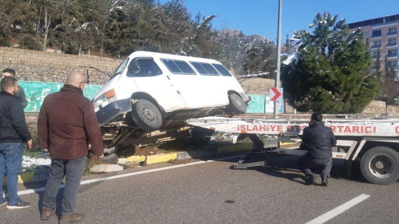 Gaziantep'te yolcu minibüsü buzlanma nedeniyle devrildi: 3 yaralı