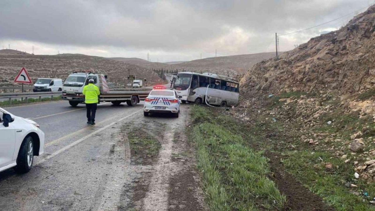 Şanlıurfa-Gaziantep karayolunda servis devrildi: 20 yaralı...Video Haber